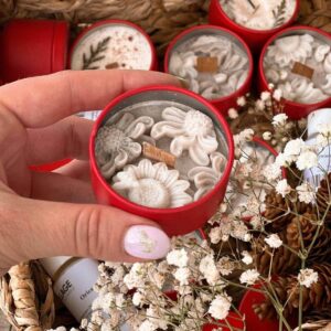 A candle in a metal jar with a lid "Spring" you can choose a flavor